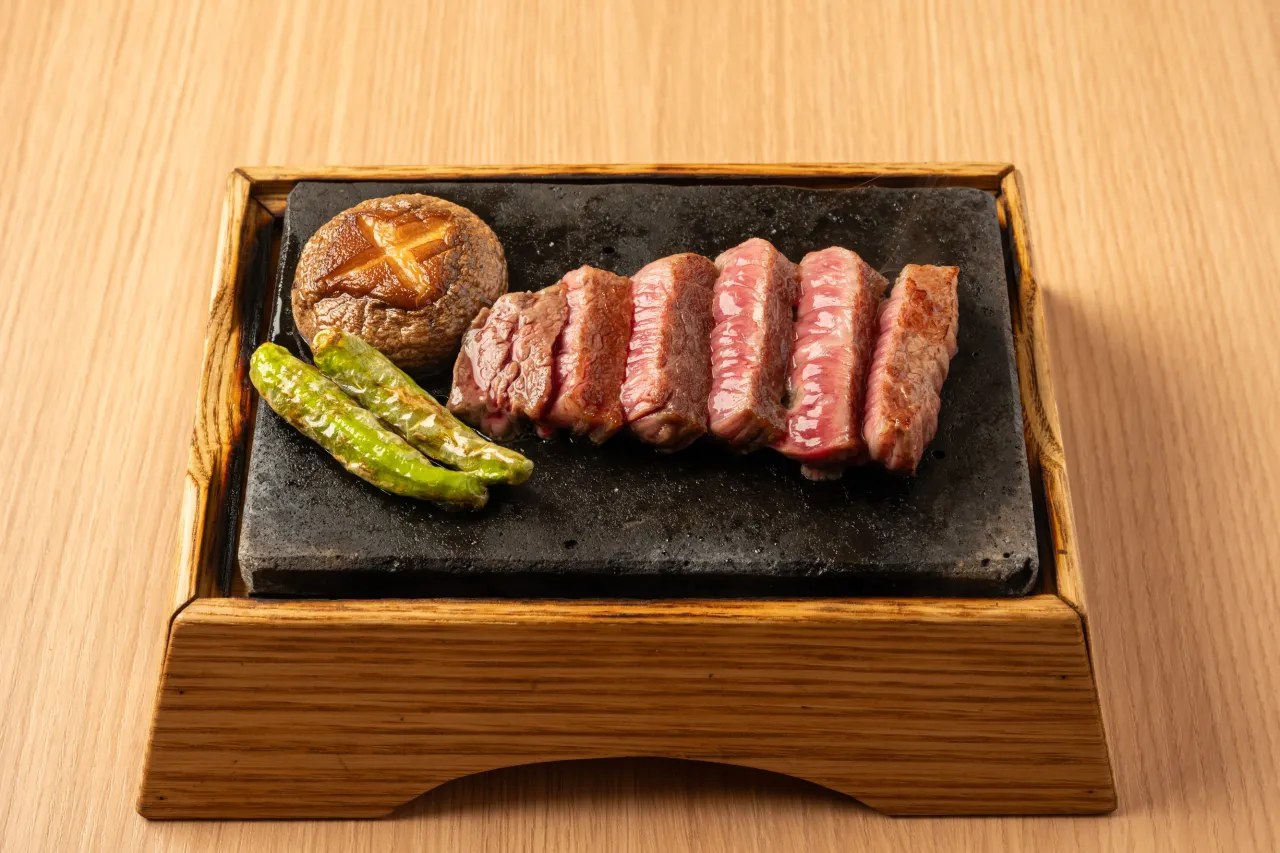【鉄板で楽しむ、山形牛のリブロースステーキ】