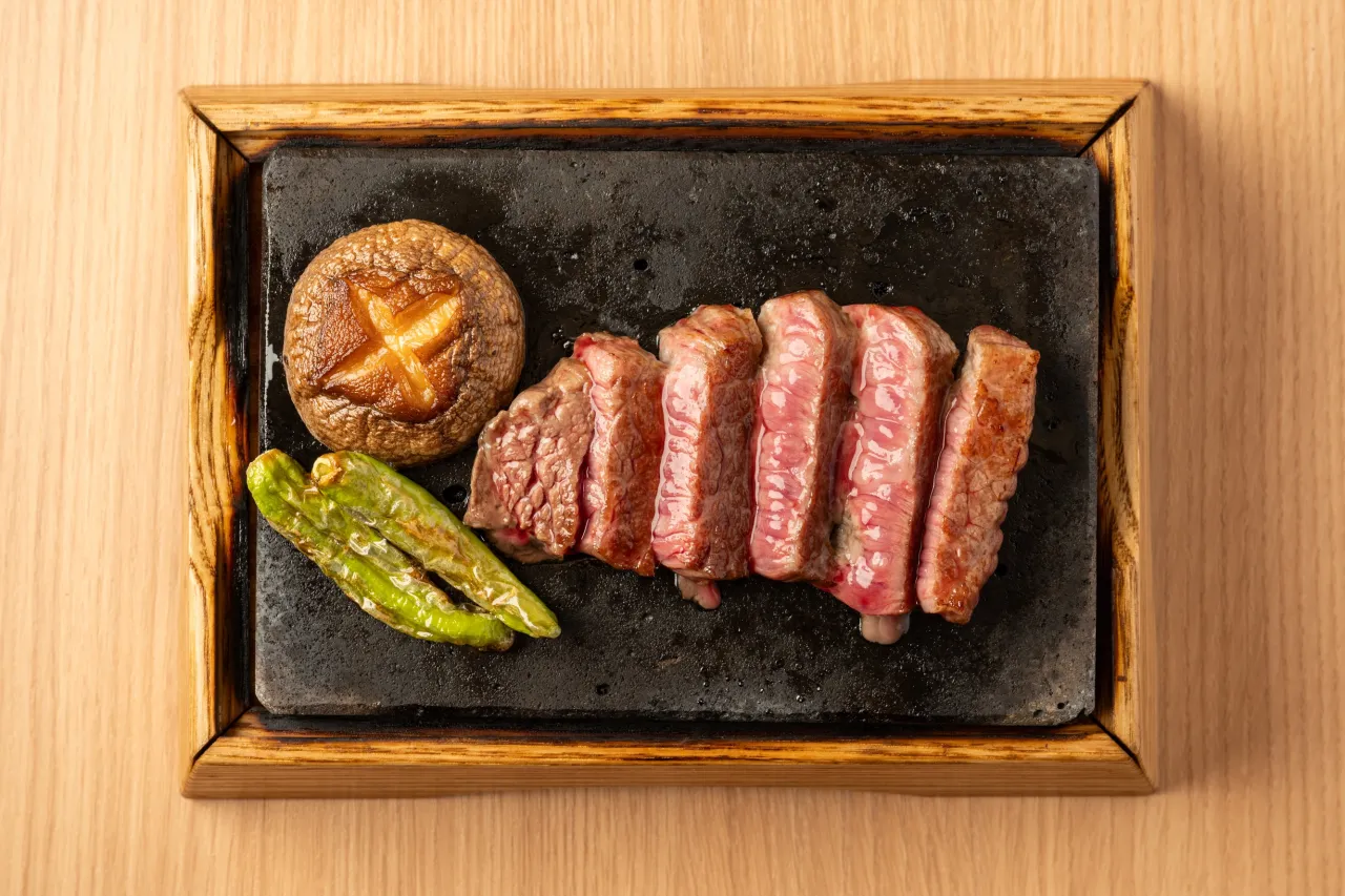 【鉄板で楽しむ、山形牛のリブロースステーキ】